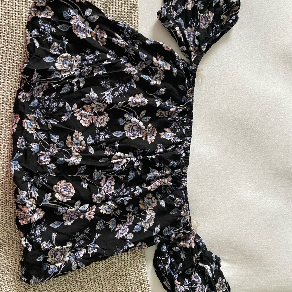 Strapless flowery top